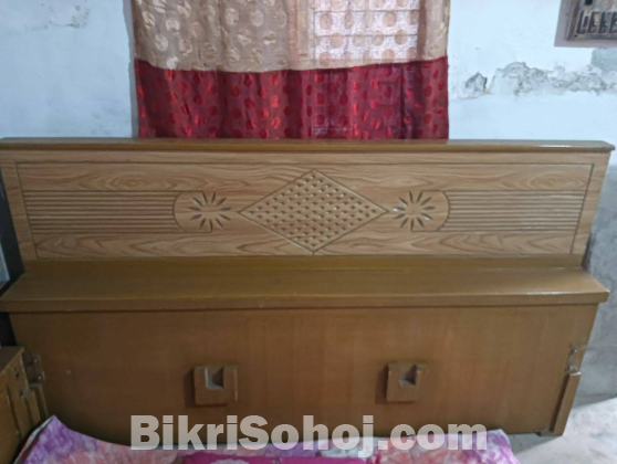 খাট, ড্রেসিং টেবিল, ফ্যান